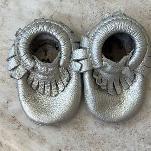 Freshly Picked Baby Moccasins Silver Metallic - Size 1